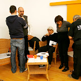 Ultimi dettagli tecnici prima che inizi l’incontro. Sul palco da sinistra a destra, Marco Mathieu (in piedi), Angelo Perrino, Margherita Antonelli (in piedi).